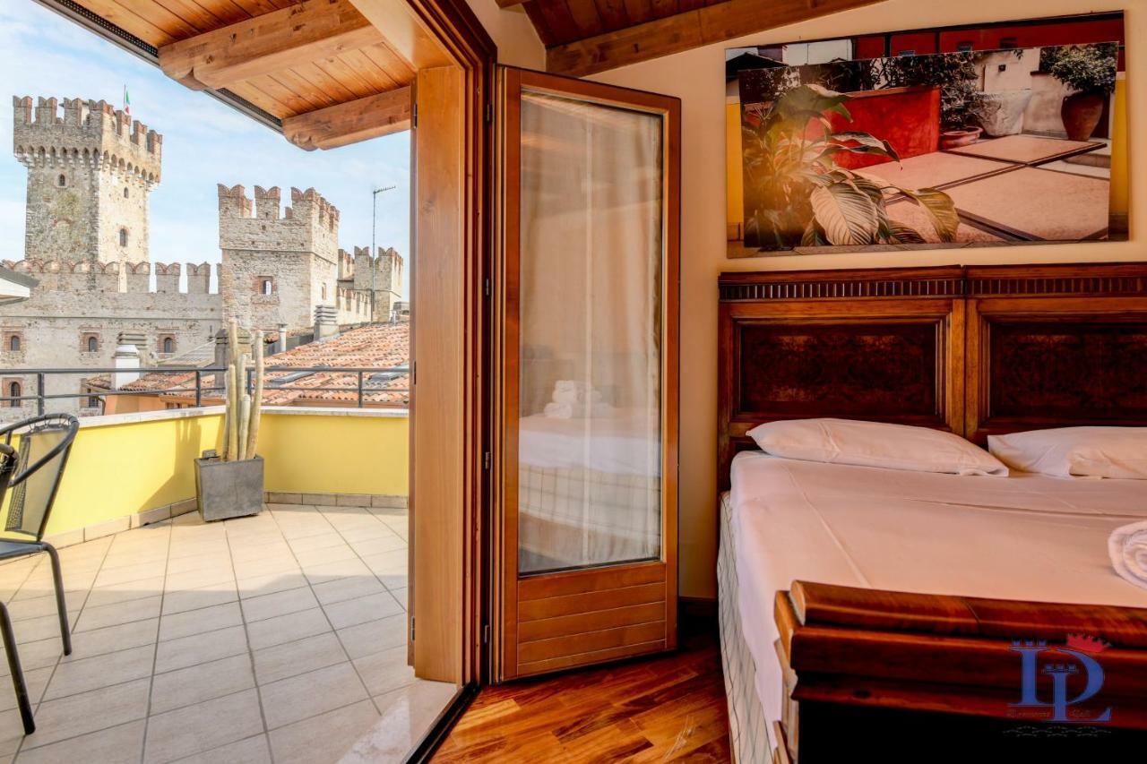 Desenzanoloft Official Partner Marriott Homes & Villas -Penthouse Never Say Never Sirmione Castle View Esterno foto